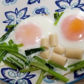 小松菜と魚肉ソーセージのダブル目玉焼き